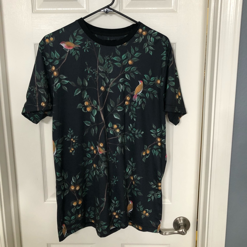Forever 21 Men Shirt. Size S. Long fit
